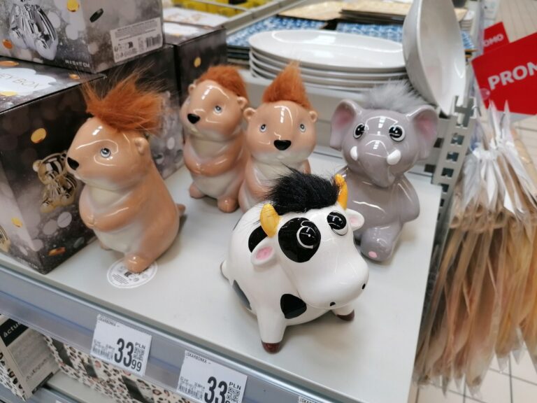 Kolorowe ceramiczne skarbonki w kształcie świnek