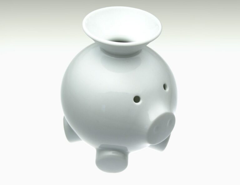 Biała porcelanowa skarbonka w kształcie świnki