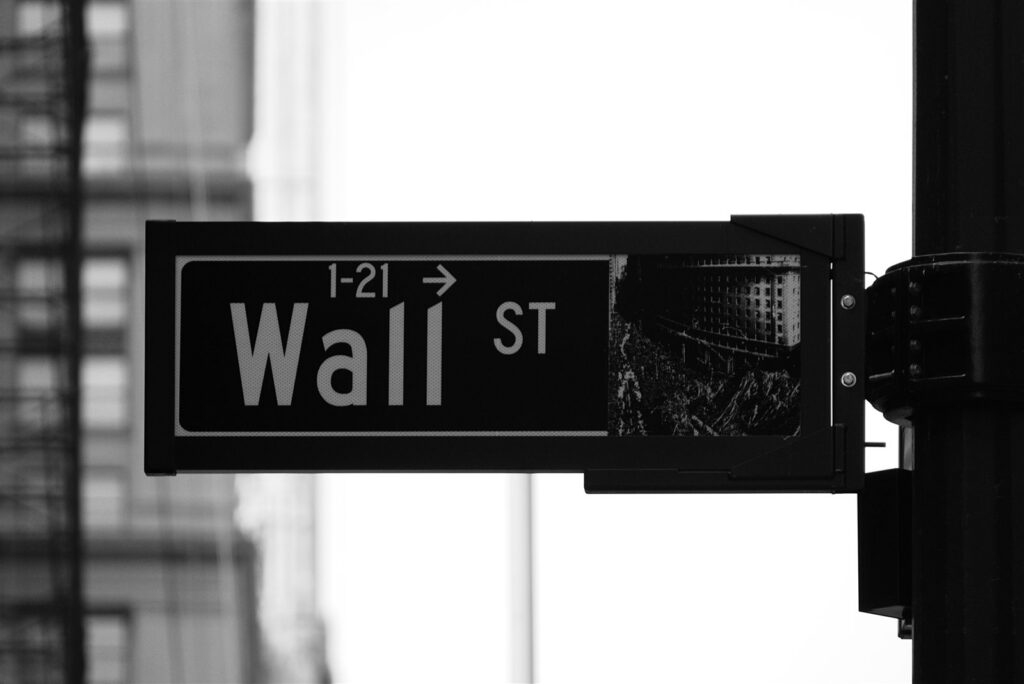 Czarno-biała tablica z nazwą ulicy Wall Street w Nowym Jorku
