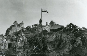 Polska flaga na Monte Cassino